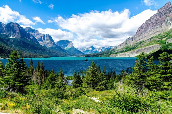 Lac bleu des montagnes et de la forêt de poseride