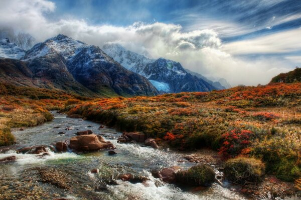 Montagnes cachées derrière les nuages