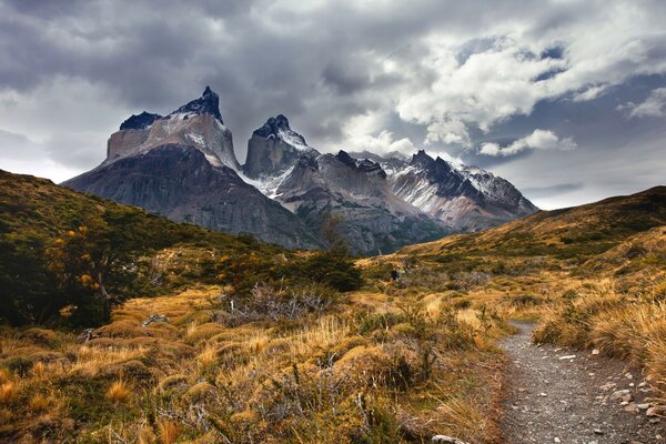 Qué hermosas son las montañas y el aire