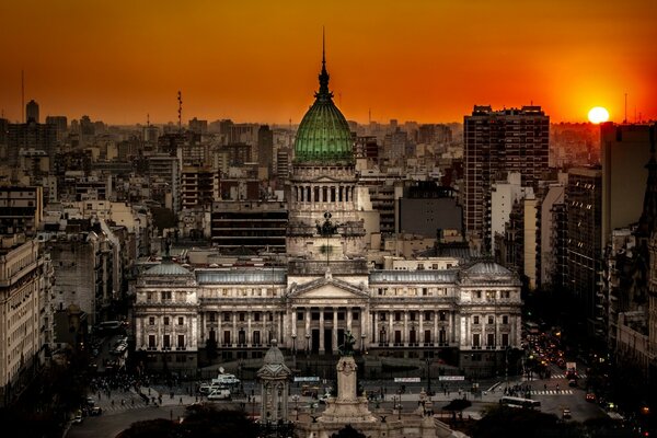 Ciudad de la oscuridad al atardecer