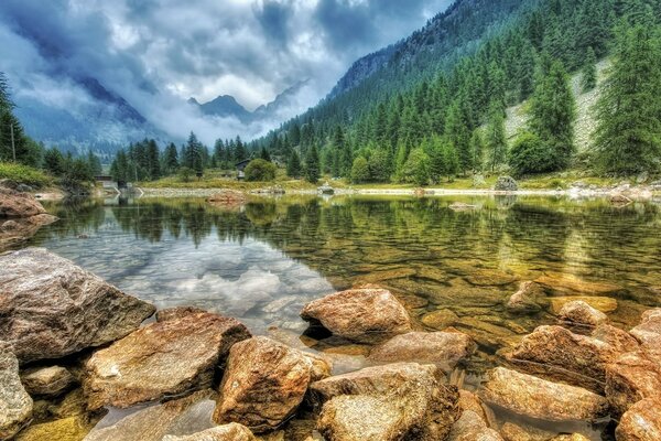 El reflejo de las montañas en la superficie del espejo del lago