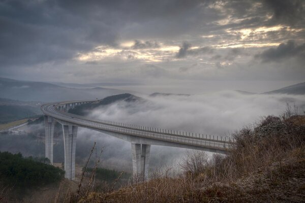 Eine Brücke, die weit in die Wolken geht