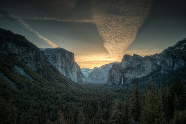 Immagine del tramonto tra montagne e fiumi