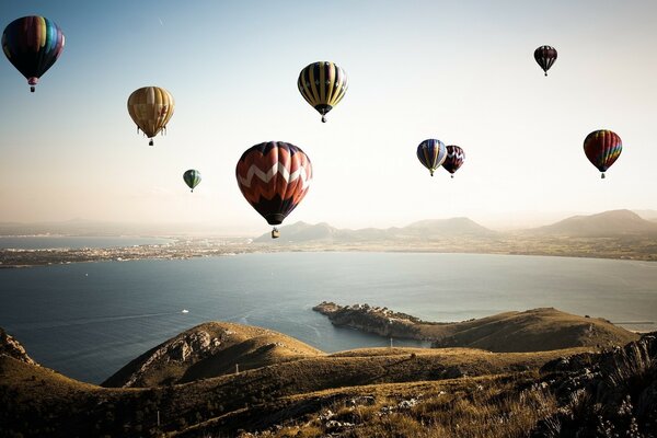 Paysage de ballon dans le ciel au-dessus des collines