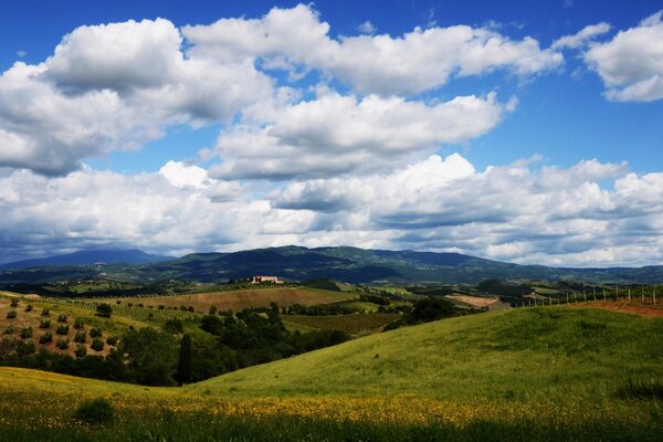 Paesaggio rustico estivo con colline