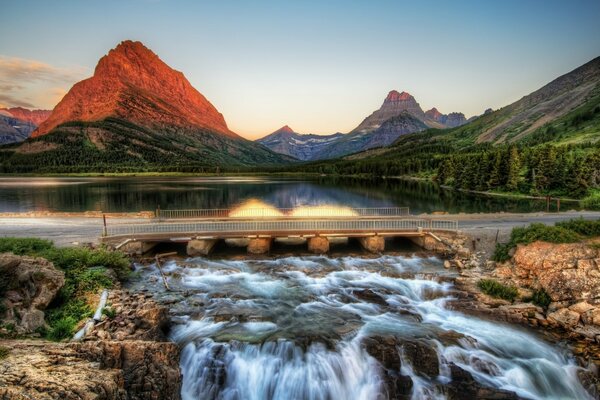 Paisaje. Montaña roja. Cascada