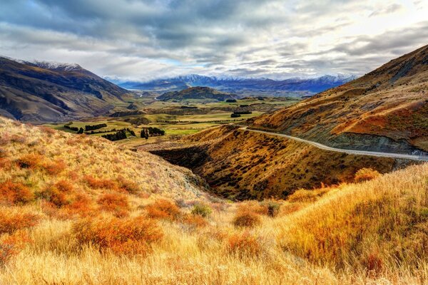 Yol ile dağ sonbahar manzarası