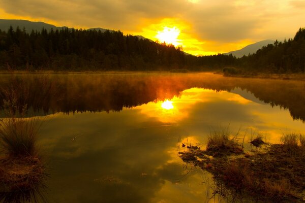 Reflexion des Sonnenuntergangs an einem ruhigen Fluss