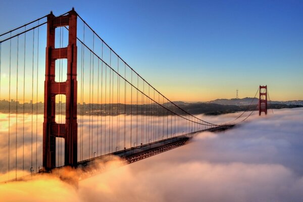 Puente largo en la niebla imagen