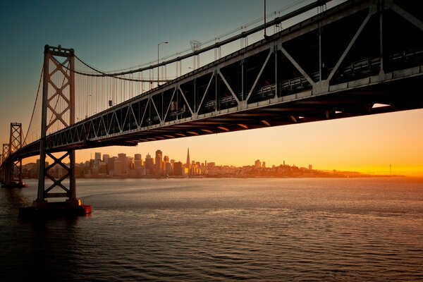 Ponte in America che taglia le acque sullo sfondo del tramonto