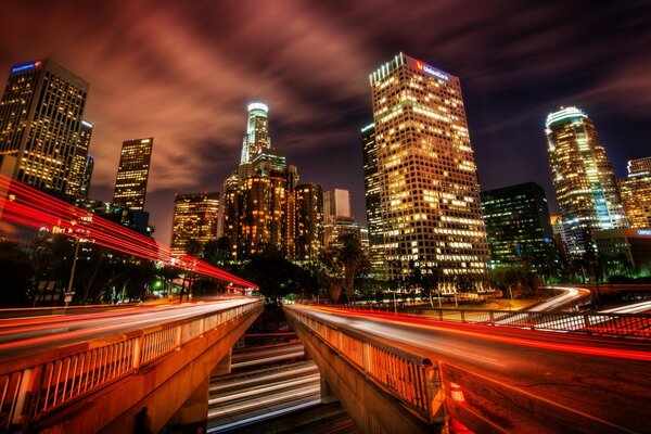 La vida nocturna de la ciudad en dinámica