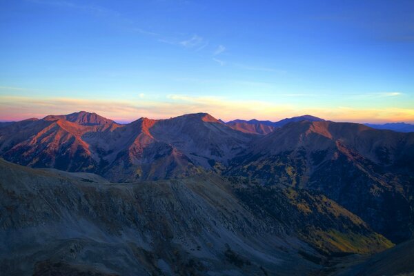 Bellissimo tramonto nelle montagne Americane