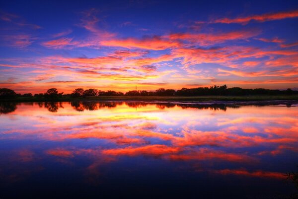 Riflesso del cielo nel lago durante il tramonto