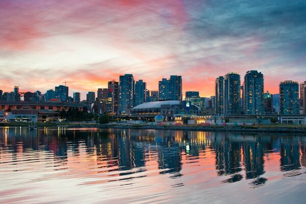 Imagen de una hermosa ciudad junto al agua