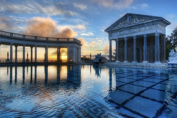 Reflexion der Architektur im Wasser in Amerika