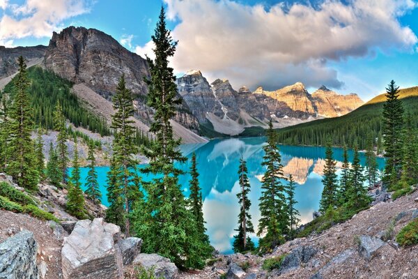 Berge im Land Amerika mit Teichen