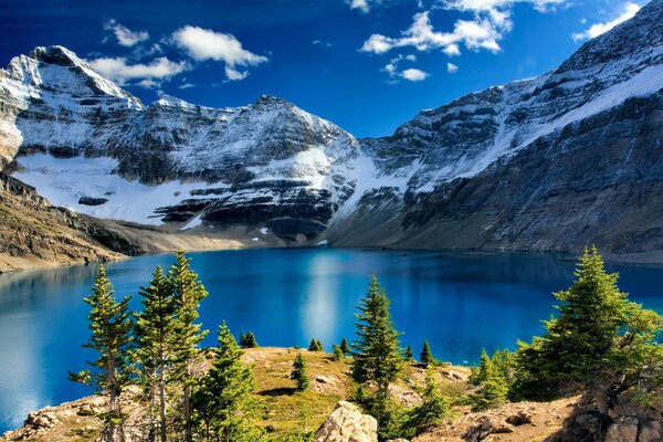 Berge, die mit Schnee bedeckt sind, über dem See