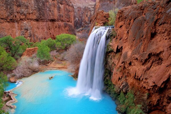 Schöner Wasserfall an einem ungewöhnlichen Ort