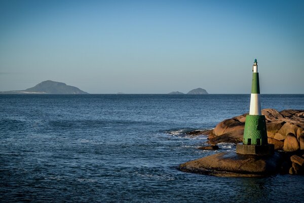 Faro en la costa rocosa y desierta