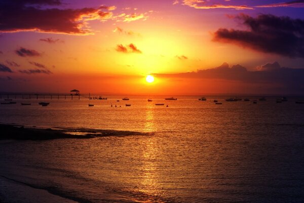 Brillante puesta de sol en el mar en América