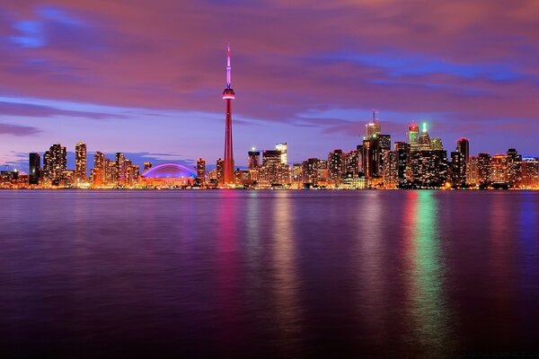 Bunte Lichter der Metropole im Wasser reflektiert