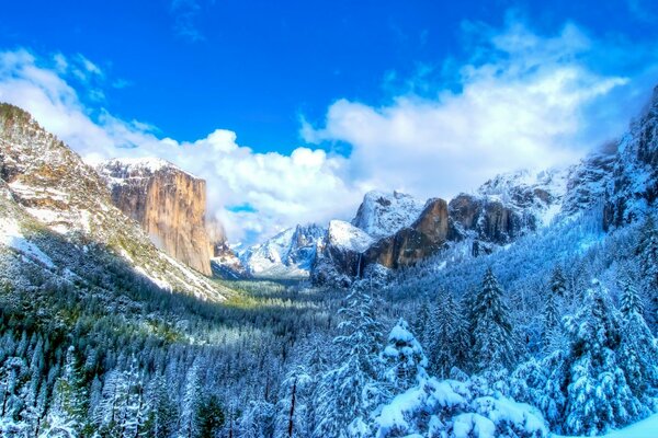 Schneebedeckte Berge, amerikanischer Winter