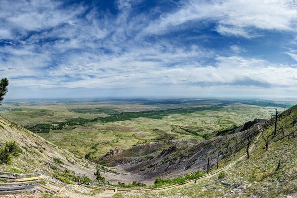 Belle vue depuis la pente de la montagne