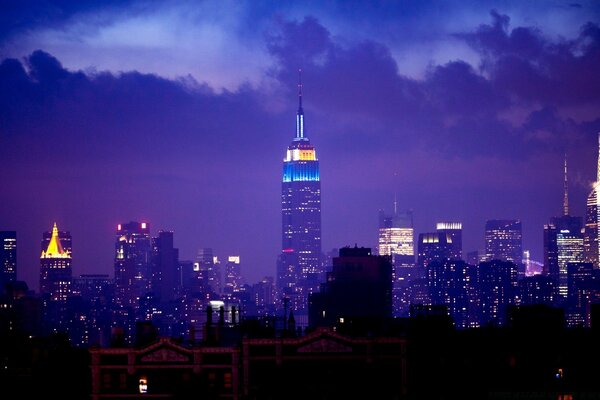 Edificios de gran altura de la ciudad nocturna