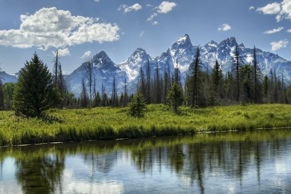 Amerikanische Berglandschaft mit Seeblick