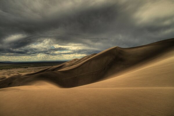 Desierto tranquilo por el hermoso cielo doctrinado