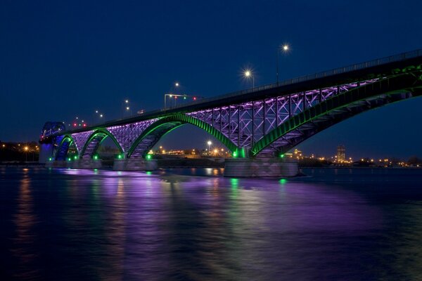 Brücke der ungewöhnlichen Architektur mit Beleuchtung