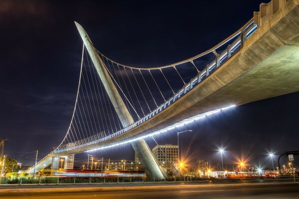 Imagen nocturna de un puente que cae