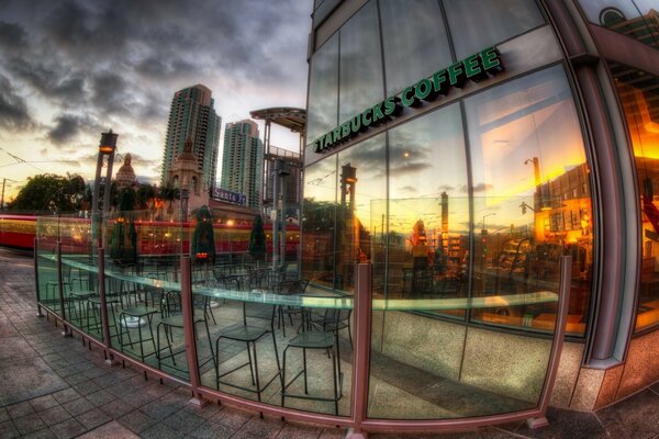 Caffè sulla strada nel centro della città