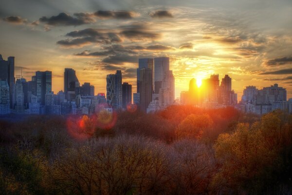 Amanecer en las afueras de la ciudad