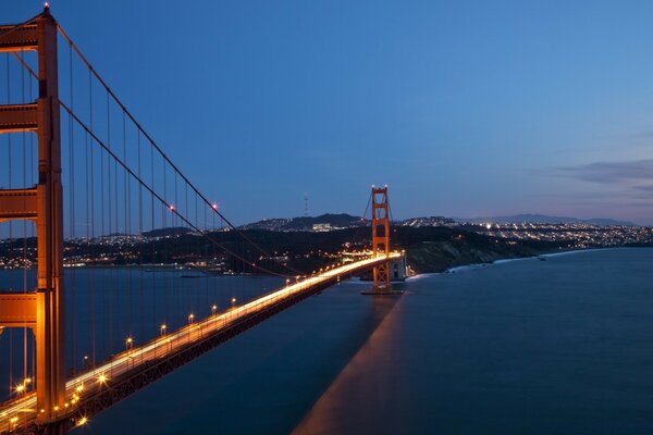 Puente sobre el río por la noche