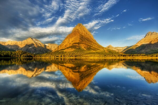 Reflexão das montanhas na superfície da água