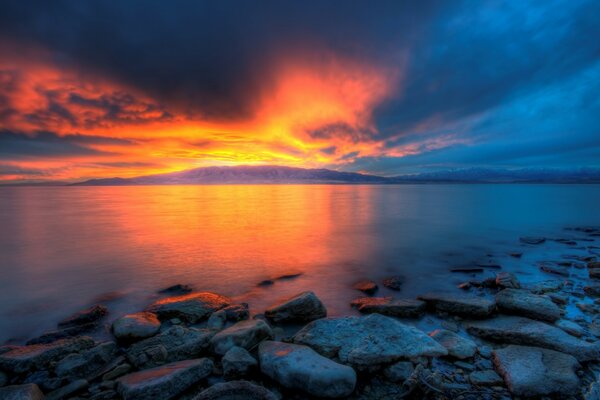 Naranja puesta de sol en la superficie de la costa