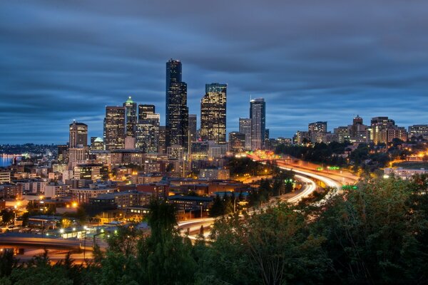 Panorama nocturno ciudad de Seattle estado de Washington Estados Unidos