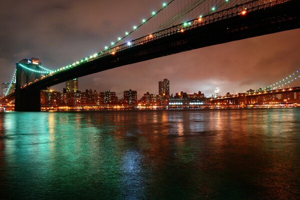 Doğu Nehri Boğazı nın yukarısındaki New York taki Gece Brooklyn Köprüsü