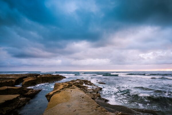 Cielo nublado sobre la orilla del mar