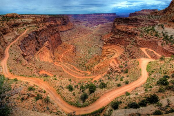 Un pintoresco cañón en América con un desierto