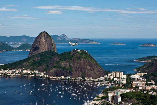 Avião sobrevoa cidade na costa