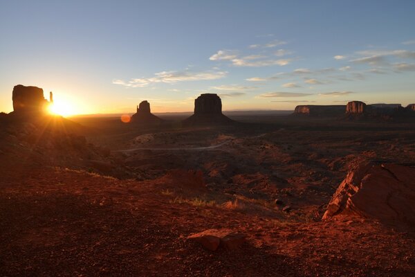 Landschaft in Amerika in der Wüste schneiden sich Sonnenuntergang und Sonnenaufgang auf einmal