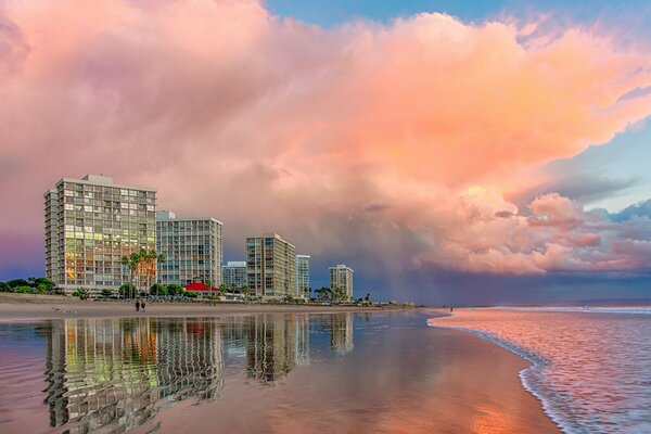 Refletindo edifícios na água durante o pôr do sol