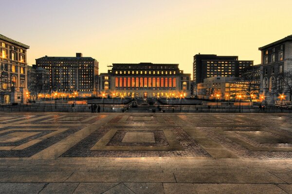 Edificios en la Plaza durante el atardecer