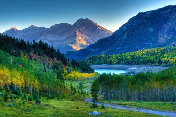 Alba su un fiume che scorre in una valle di montagna