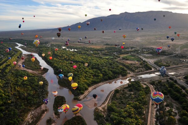 Luftballons auf dem Hintergrund der Berge