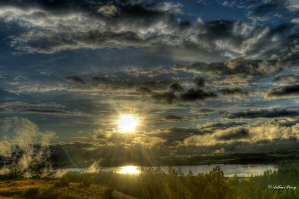 Cielo oscuro en los rayos del sol que se va