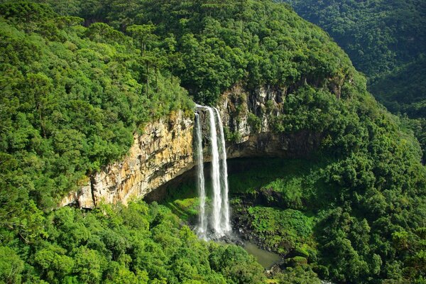 Vista de pájaro de la cascada