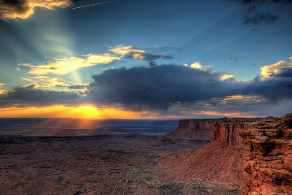 Puesta de sol en el fondo de los cañones en América